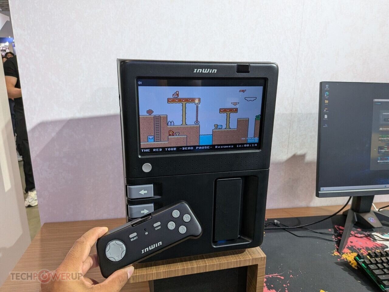 InWin GX 285 получил LCD экран и аркадные кнопки