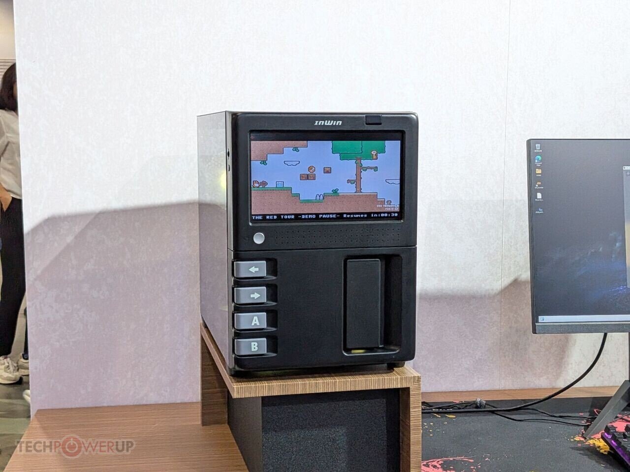 Изображение к статье: InWin GX-285 получил LCD-экран и аркадные кнопки