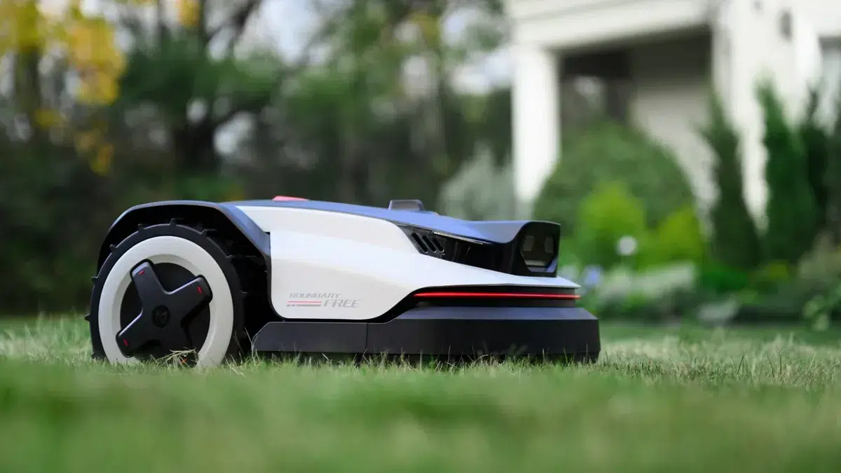 Изображение к статье: Roborock RockNeo Q110H: робот для газона с AI-картами