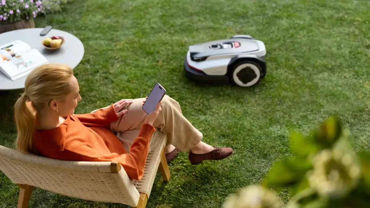 Изображение к статье: Roborock RockNeo Q110H: робот для газона с AI-картами