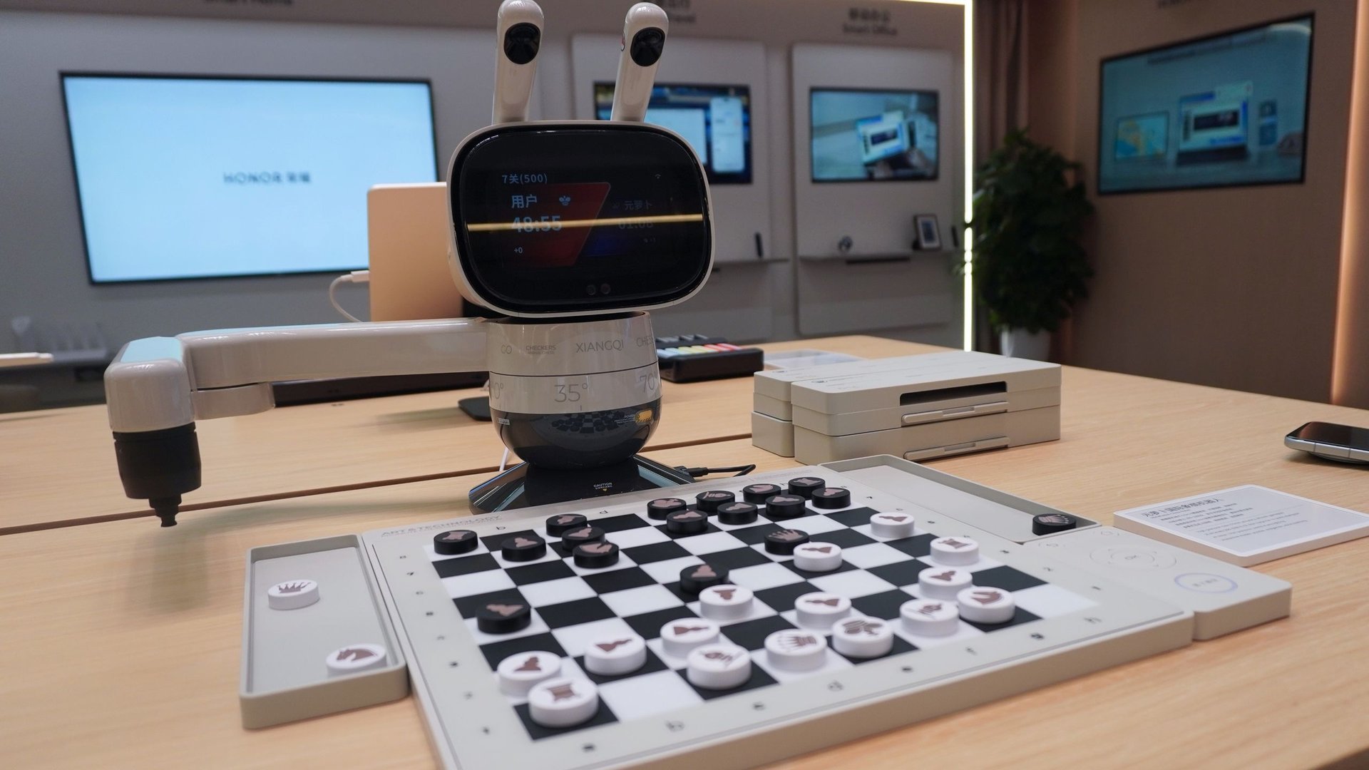 Шахматный робот SenseRobot за $569 обыгрывает людей рукой
