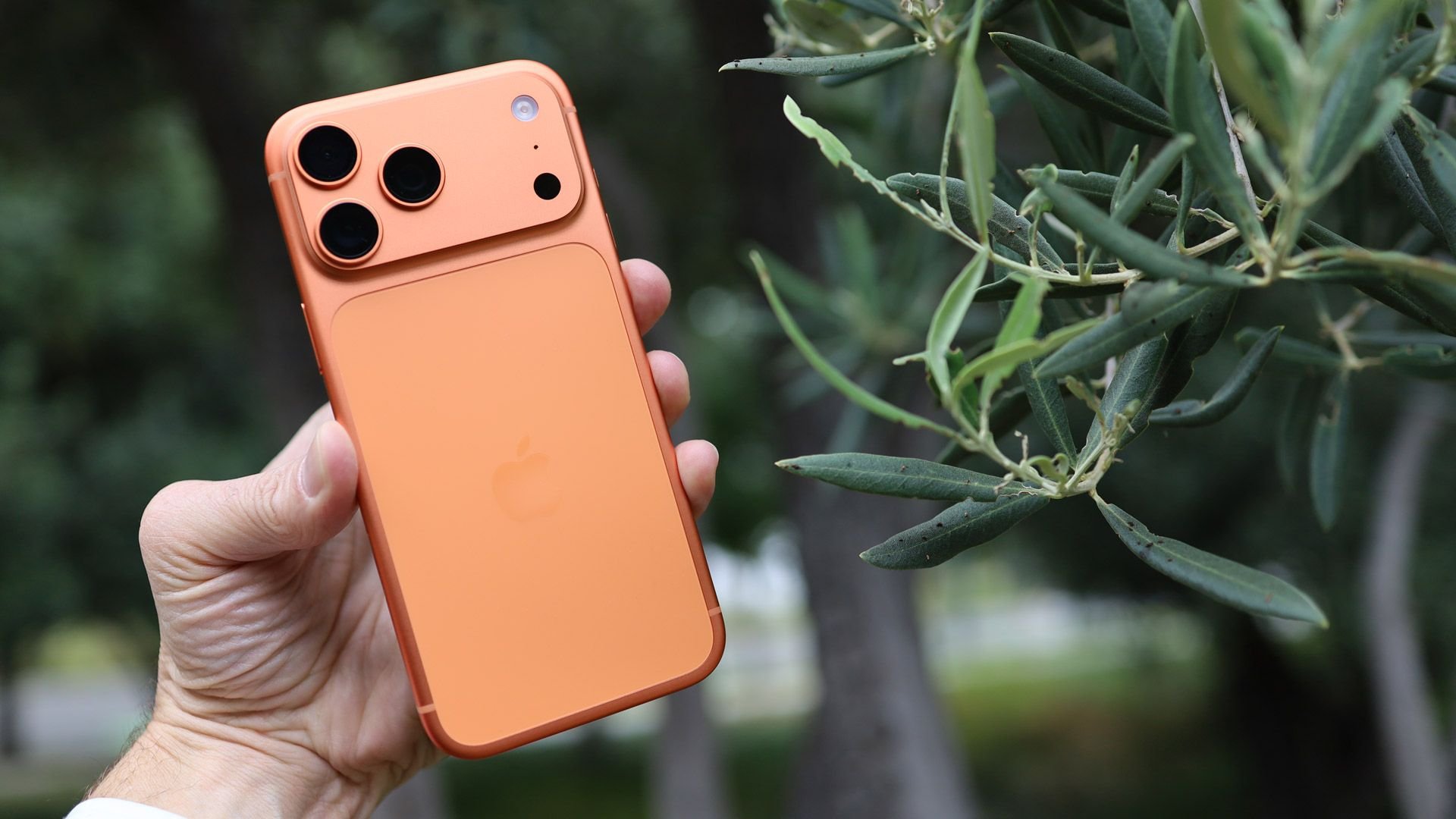 Apple усложнила жизнь похитителям iPhone минус 18