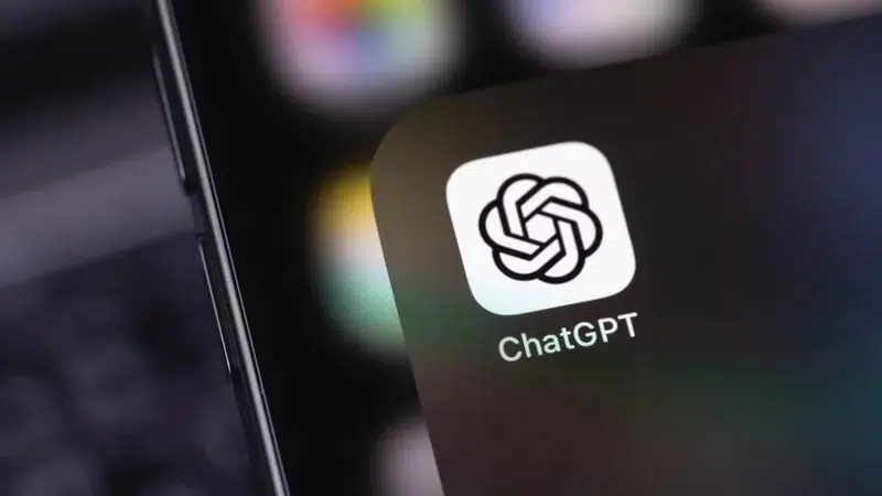 Изображение к статье: ChatGPT впервые опустился ниже 50% рынка AI-ассистентов