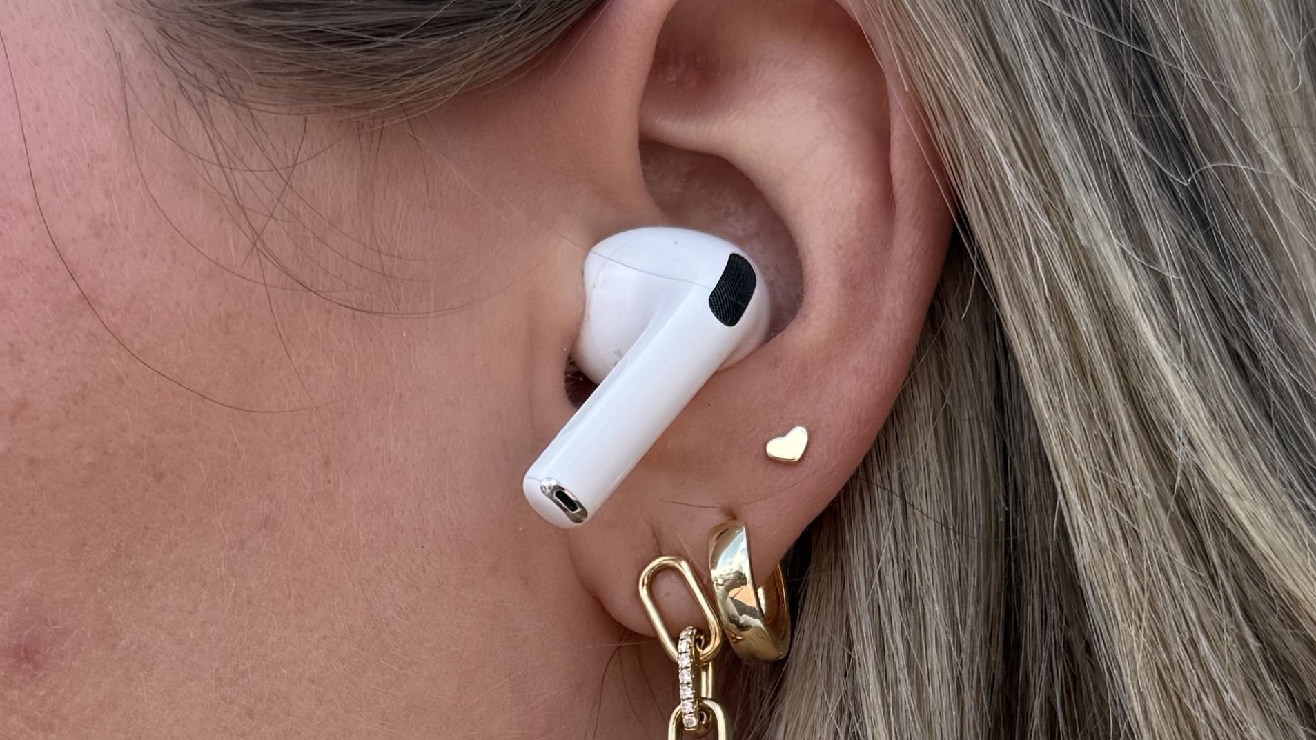 AirPods с камерами и Siri AI выйдут не раньше 2027 года