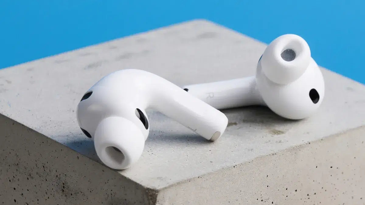Изображение к статье: AirPods с камерами и Siri AI выйдут не раньше 2027 года
