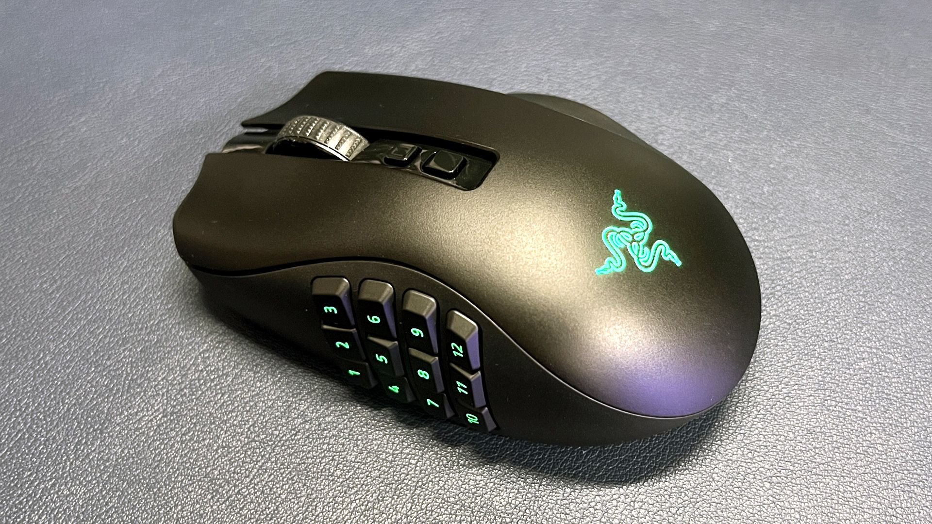 Врач использует Razer Naga V2 Pro для телемедицины