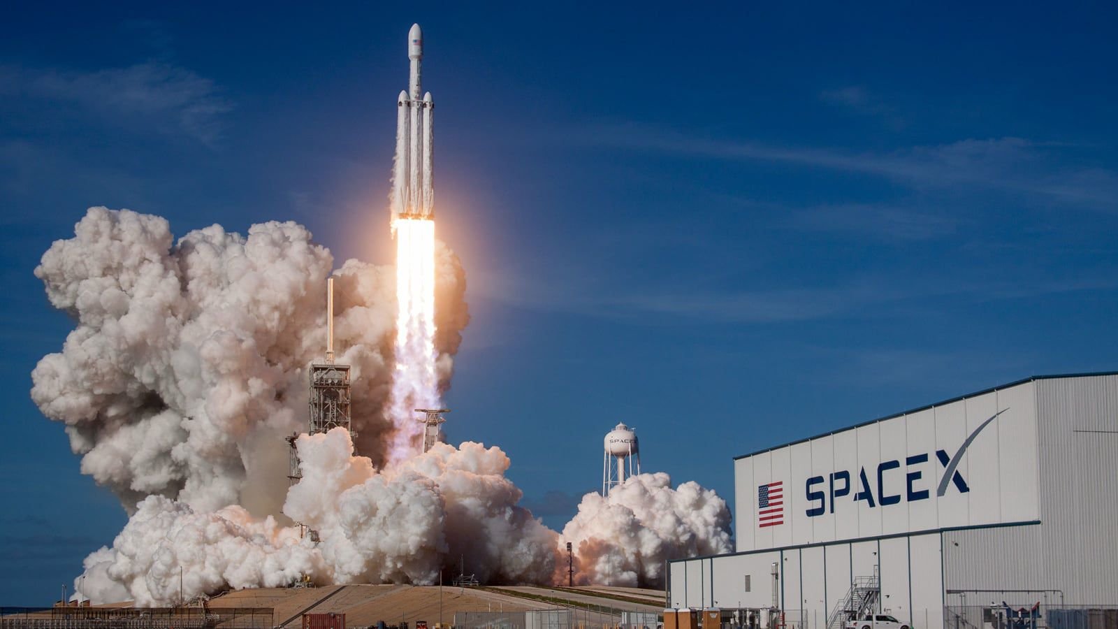SpaceX показала AI гаджет тоньше iPhone Маск спорит