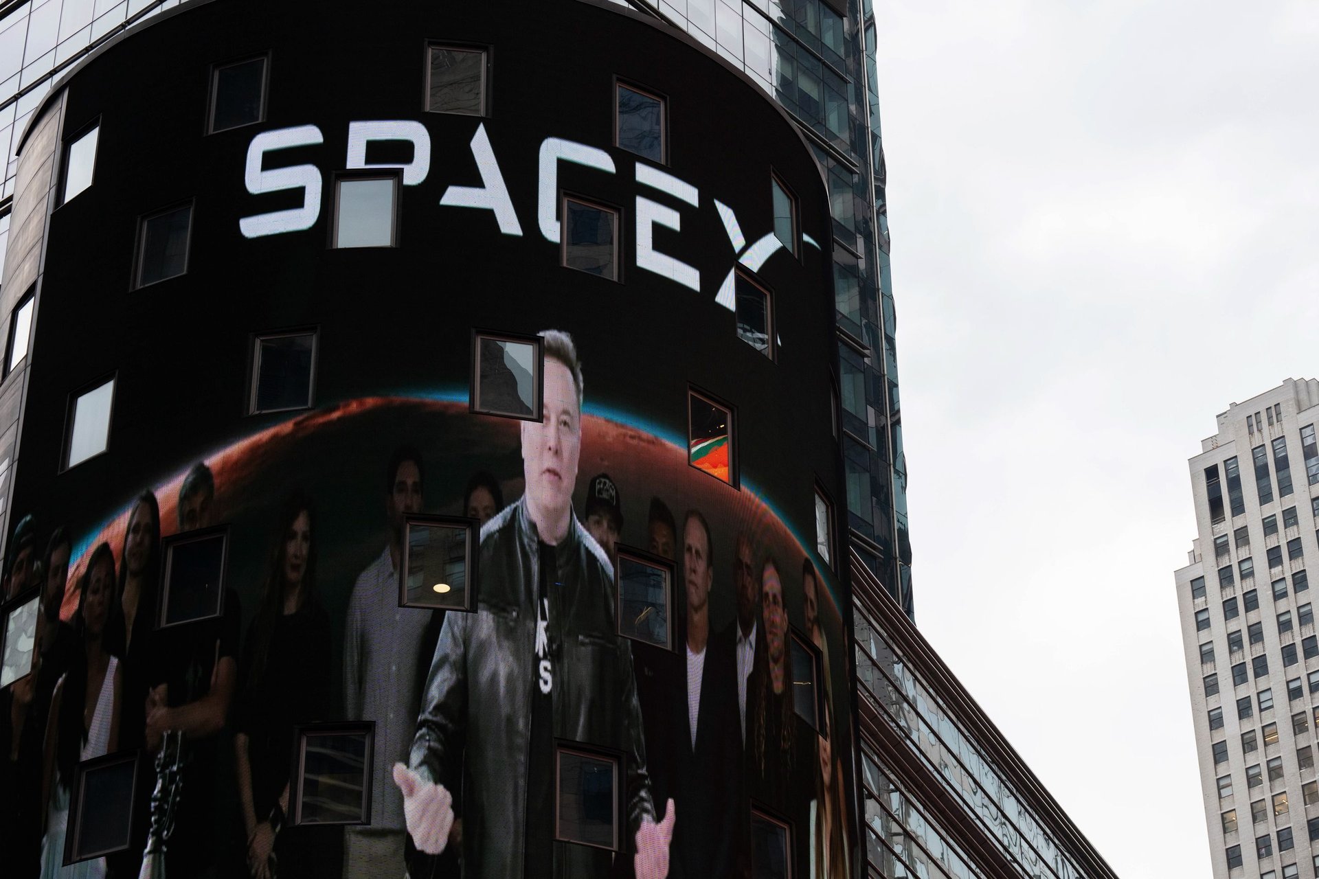 Маск отрицает AI гаджет SpaceX что известно о слухе