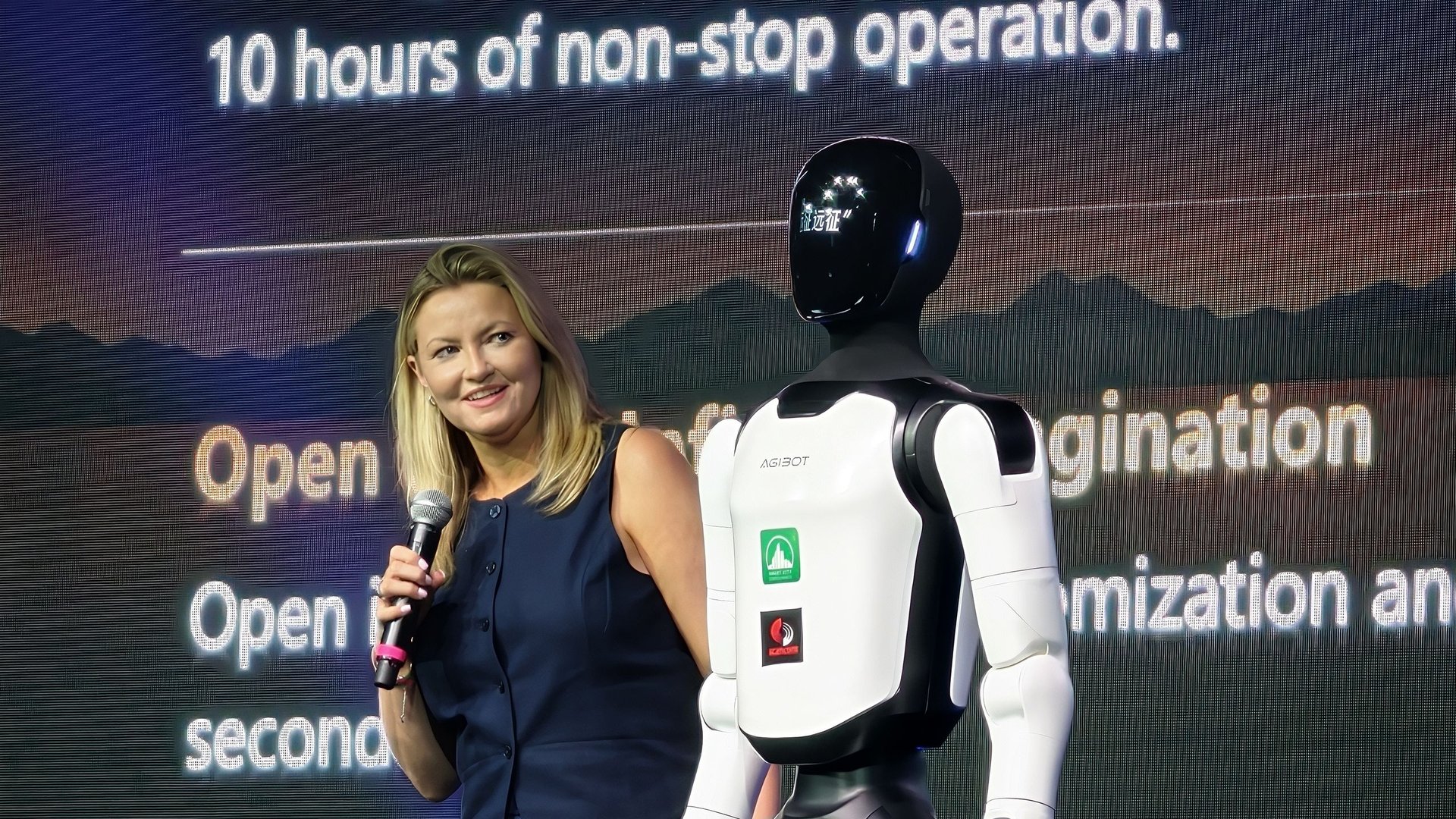 Agibot выводит роботов в Британию замена опасных работ