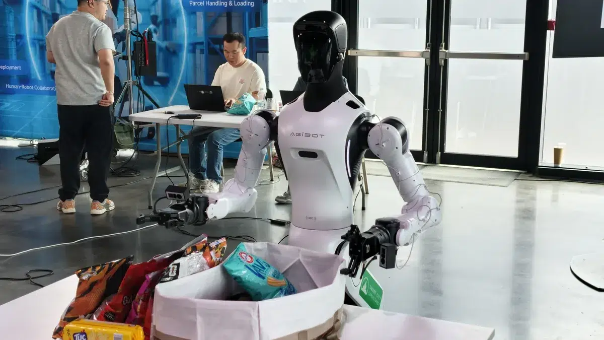 Изображение к статье: Agibot выводит роботов в Британию: замена опасных работ
