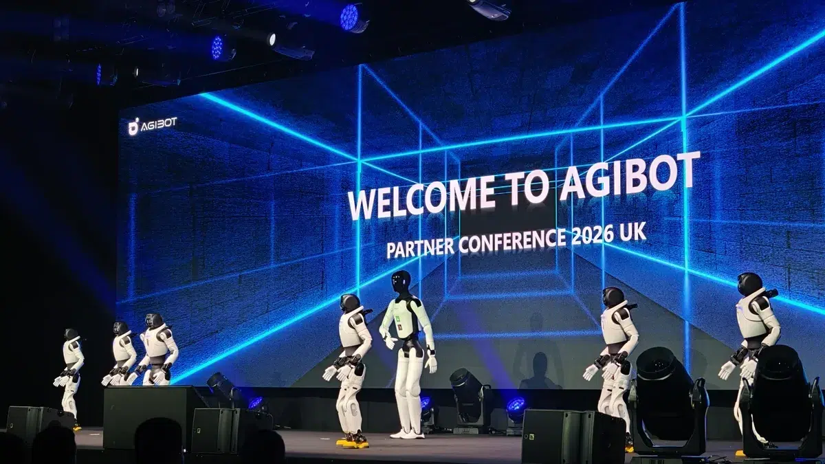 Изображение к статье: Agibot выводит роботов в Британию: замена опасных работ