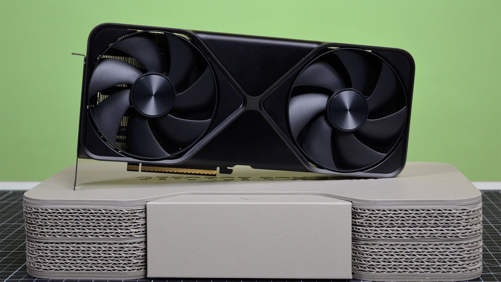 RTX 5090 подплавила райзер кабель в тесной сборке