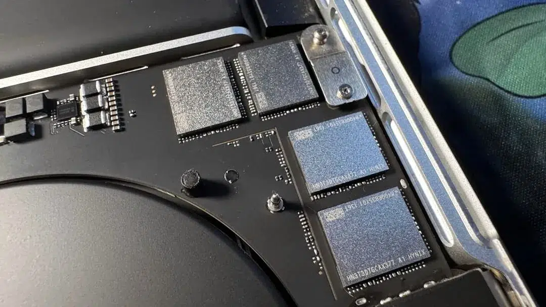 Изображение к статье: Память MacBook Pro подняли до 8 ТБ вручную и сэкономили $2200