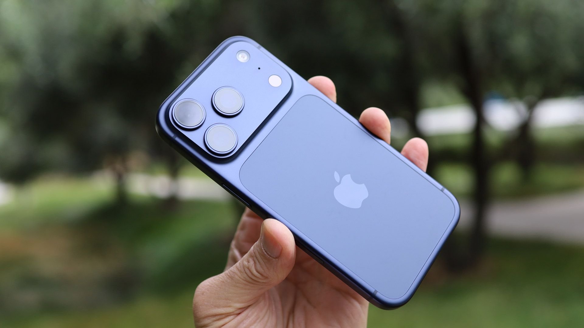 VPN сервис разыгрывает 30 iPhone 17 Pro без возврата
