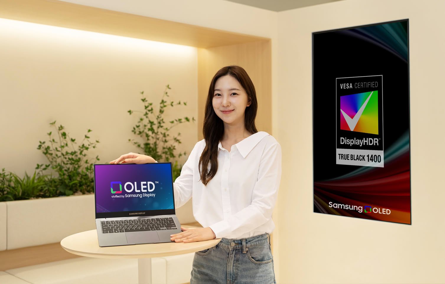 Samsung начала поставки OLED для ноутбуков с True Black 1400