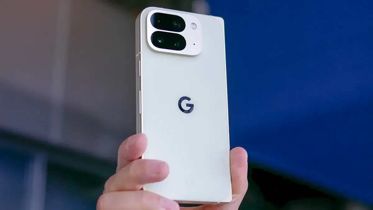 Изображение к статье: Pixel 11 Pro Fold показали на утечке: 8 дюймов и странный LED