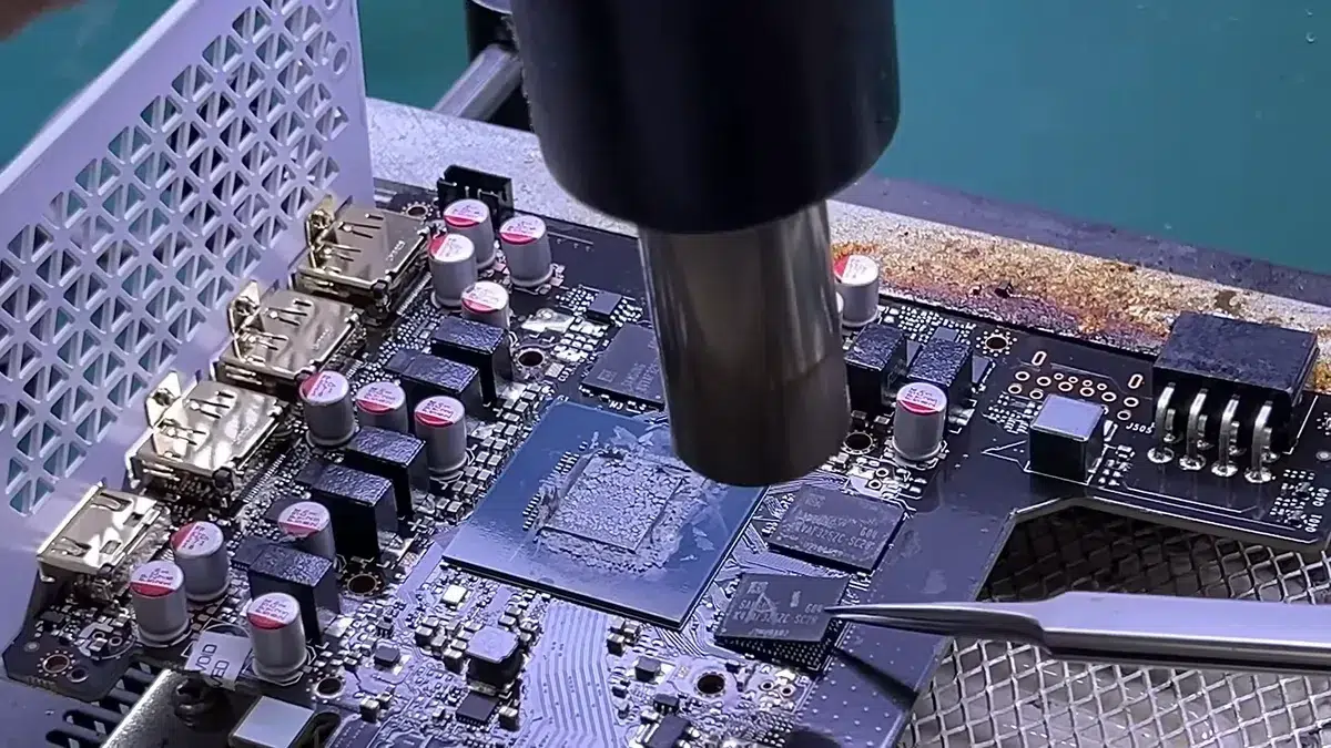 Изображение к статье: RTX 5060 Ti согнули в ДТП: карту спас короткий PCB