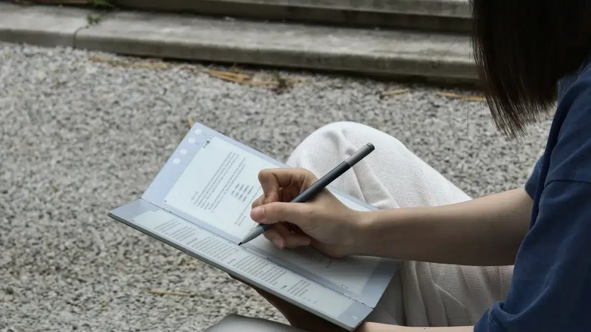 Изображение к статье: InkLeaf: складной e-paper планшет с двумя экранами