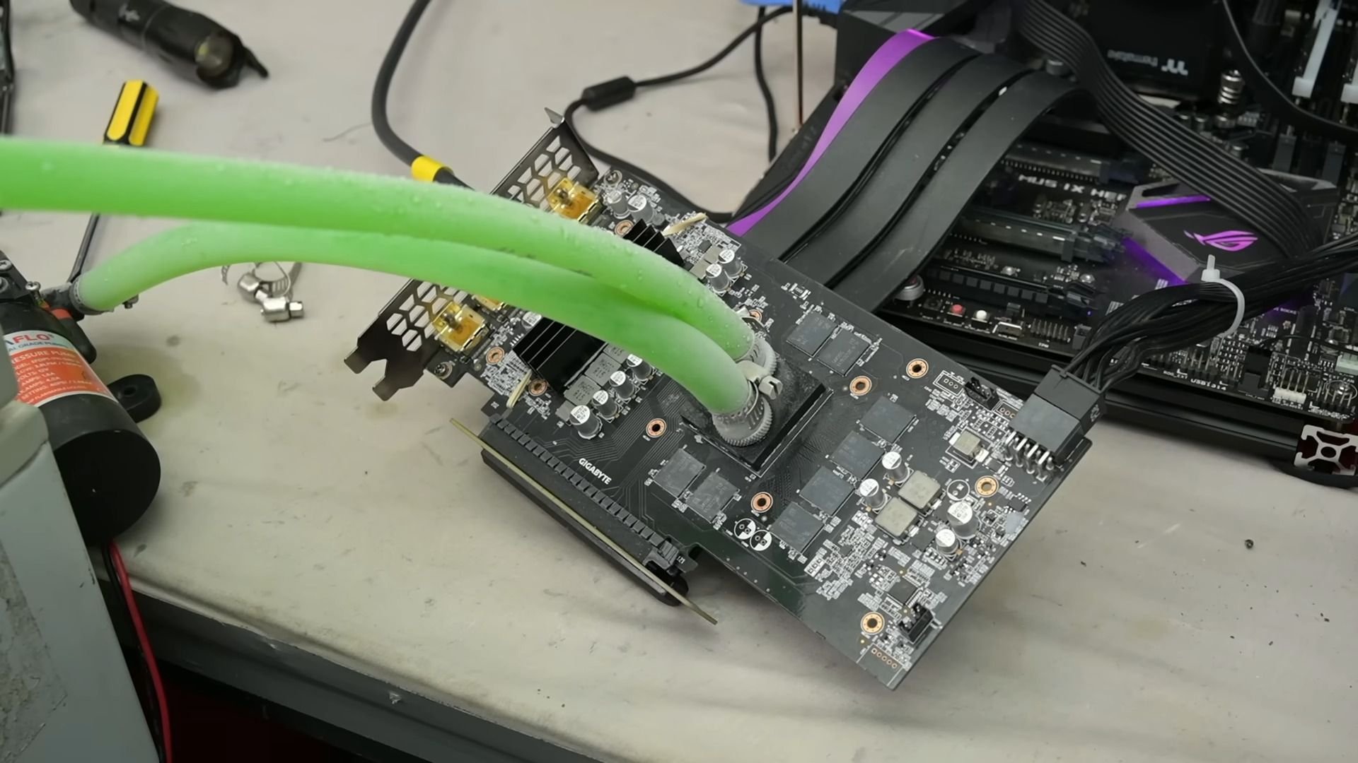 RTX 2060 Super охладили водой прямо по кристаллу до 28°C