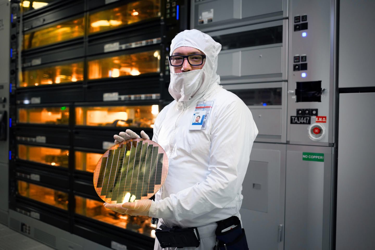 Intel продаст акции на $15 млрд для расширения фабрик