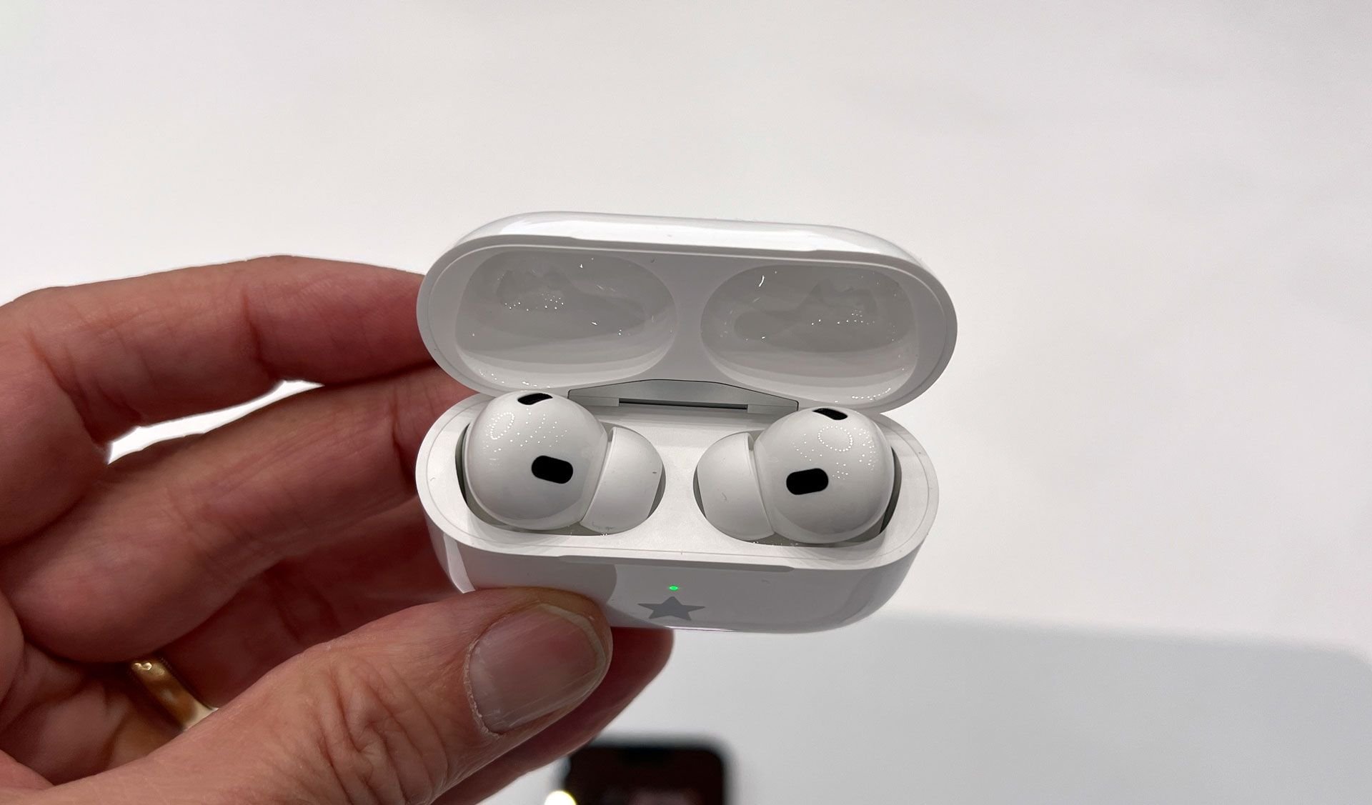 AirPods с камерами засветились в утечке macOS Tahoe