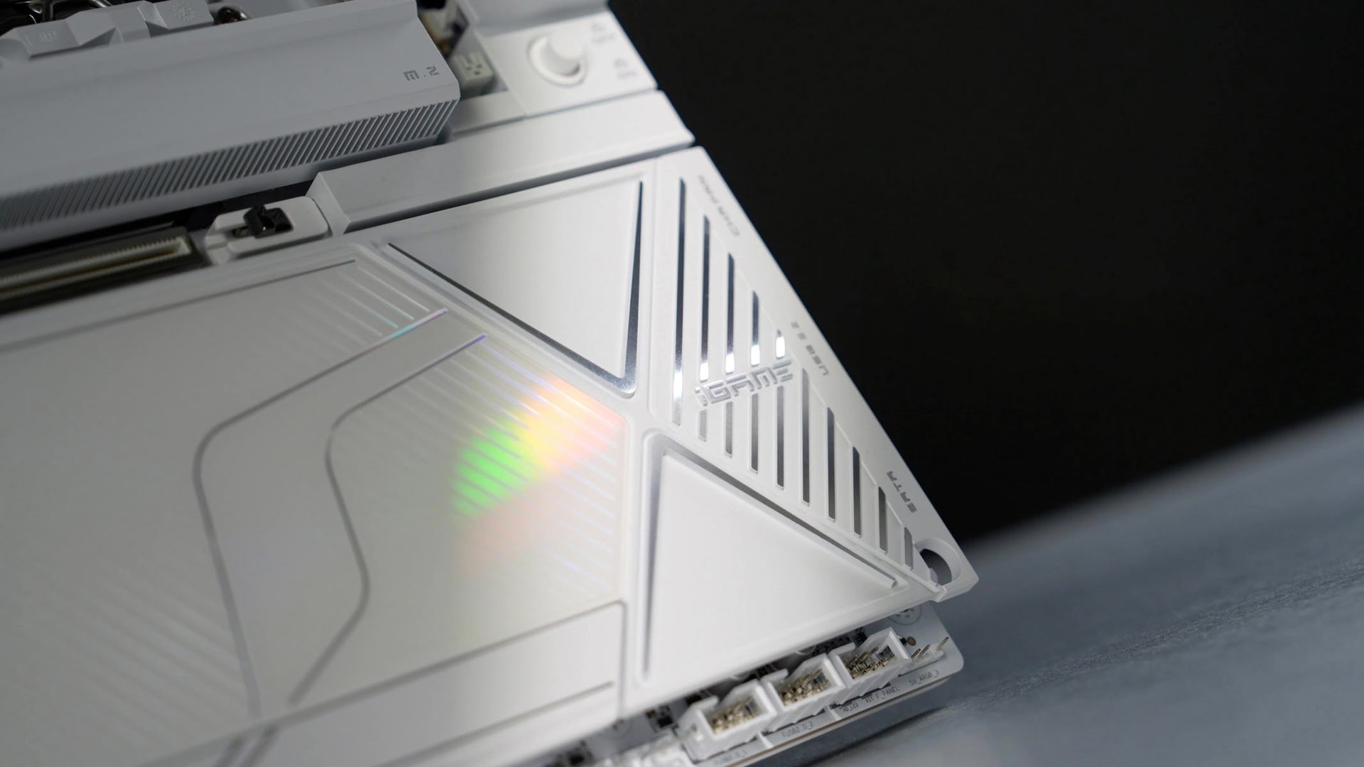 Изображение к статье: COLORFUL iGame X870E VULCAN W OC: белая AM5-плата за $600