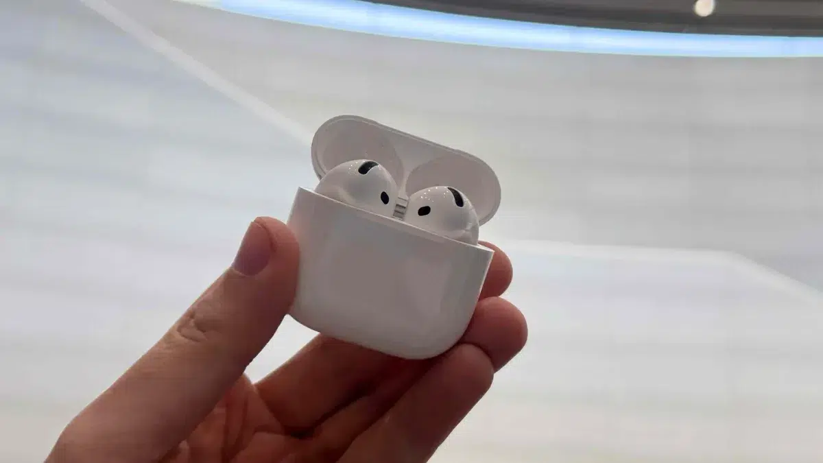 Изображение к статье: AirPods 5 могут выйти в двух версиях вместе с iPhone 18
