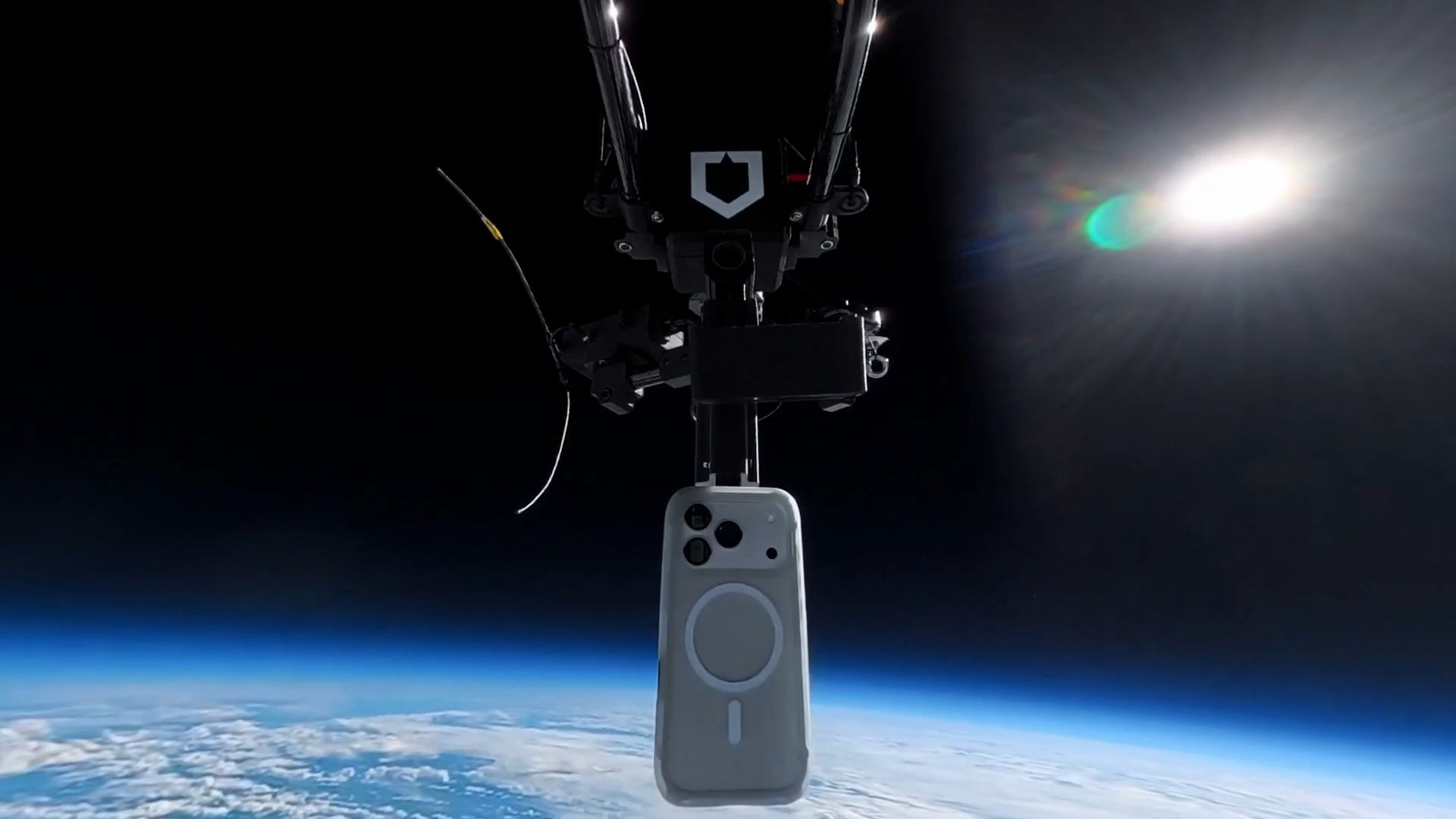 Чехол RhinoShield AirX спас iPhone после падения с 30 км