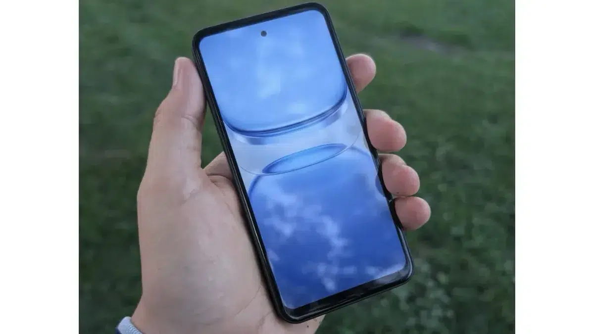 Изображение к статье: Enough Phone вернёт компактный смартфон со сменной батареей