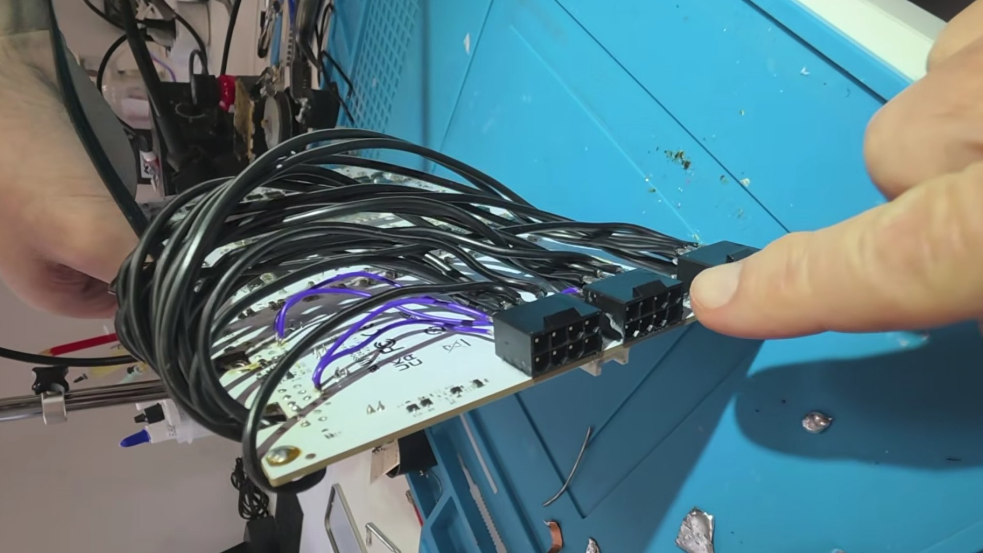 RTX 5090 переделали под три 8 pin до 900 Вт и 34 ГГц