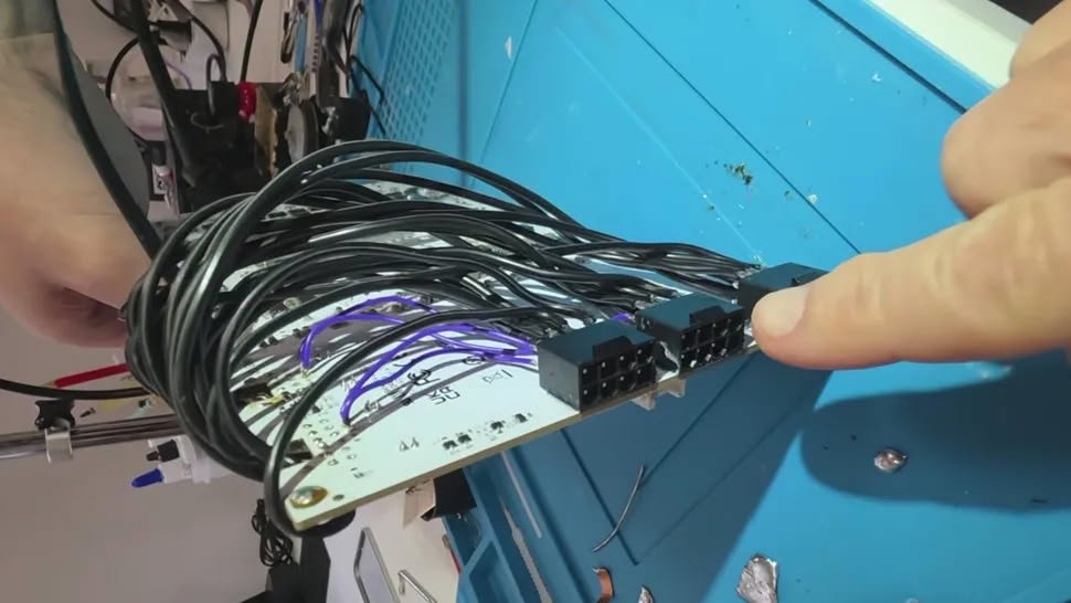 RTX 5090 запустили на трех 8 pin вместо 16 pin