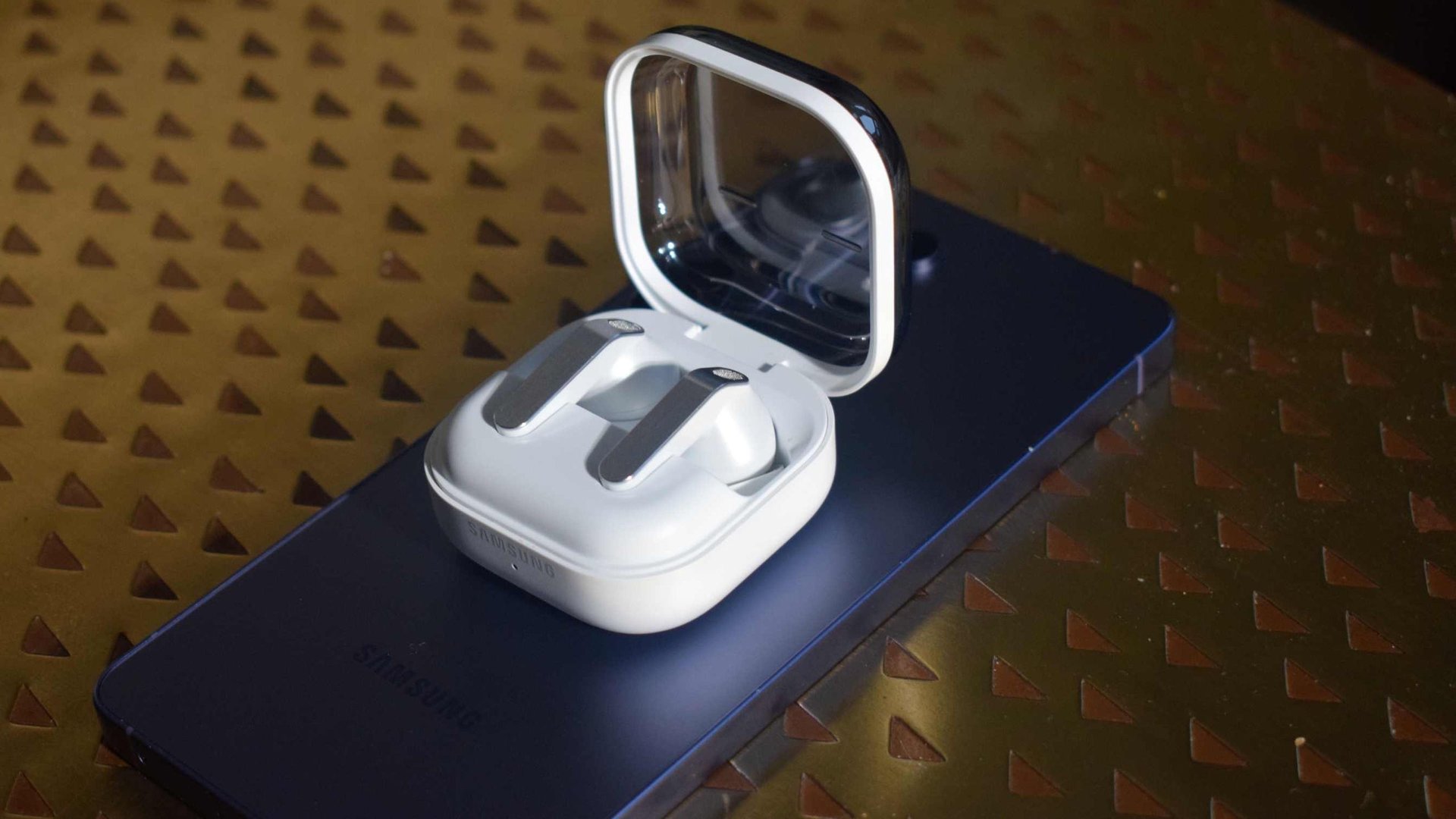 Galaxy Buds On снова утекли жесты головой и автогромкость