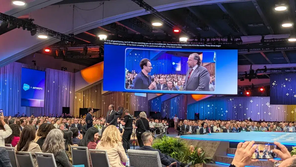 Изображение к статье: Huang и Amodei разошлись во взглядах на ИИ на Dreamforce