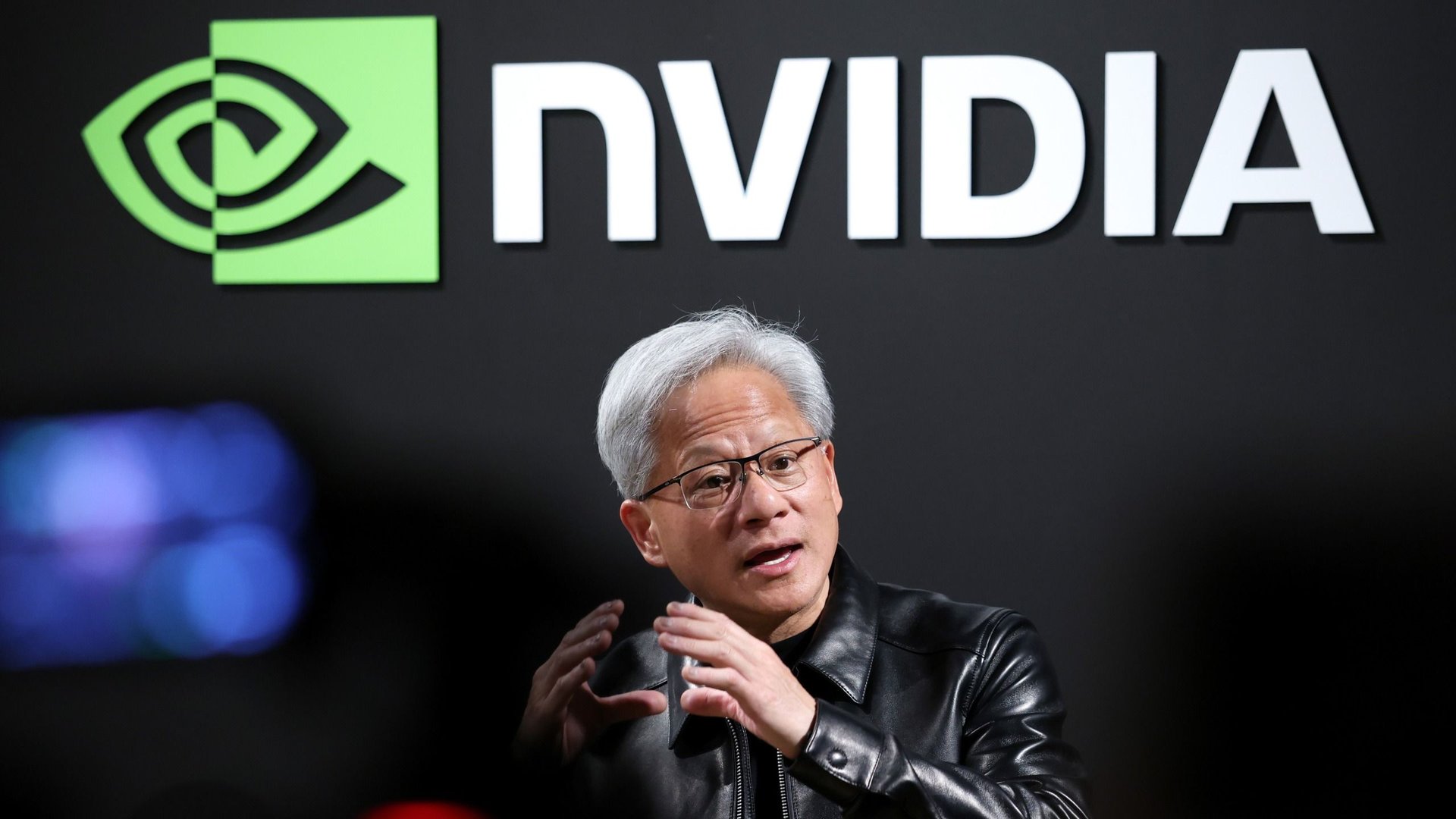 Хуанг из Nvidia оценил риск гибели мира от ИИ в 0