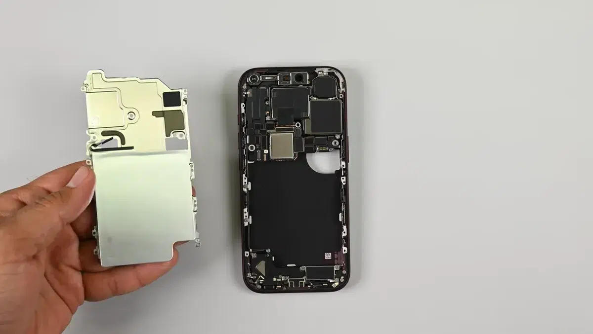 Изображение к статье: Разбор iPhone 18 Pro показал дорогой риск ремонта