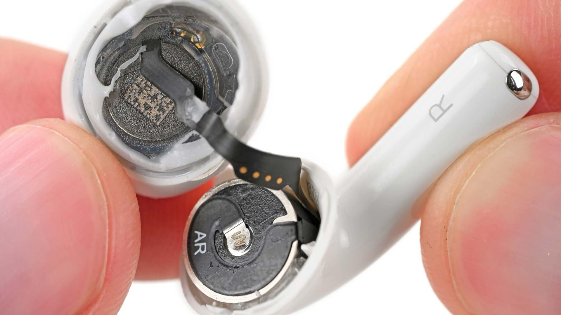 AirPods 5 получили 2 из 10 за ремонтопригодность кейс трудно вскрыть