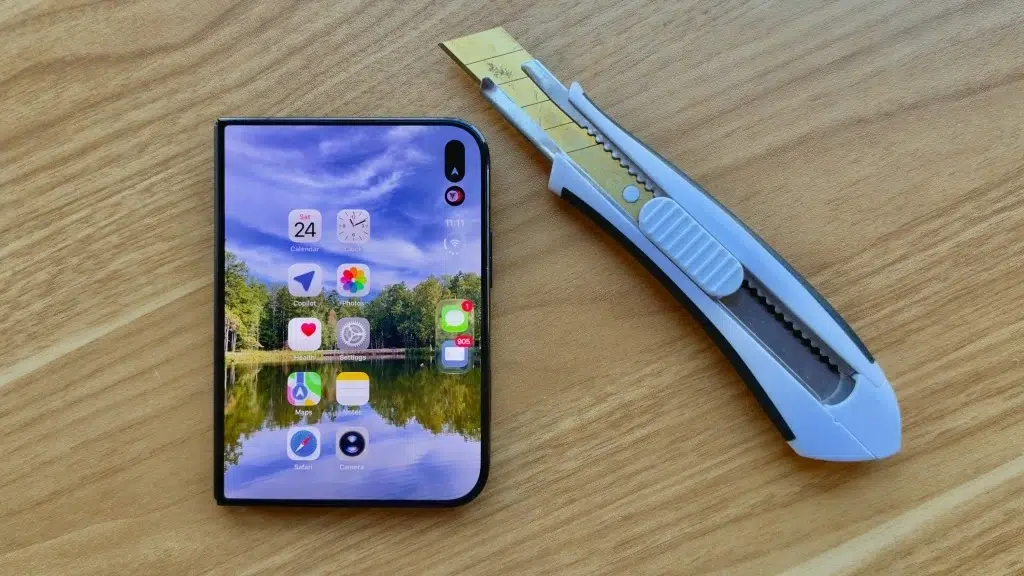 У iPhone Duo треснул внутренний экран при сгибании в обратную сторону